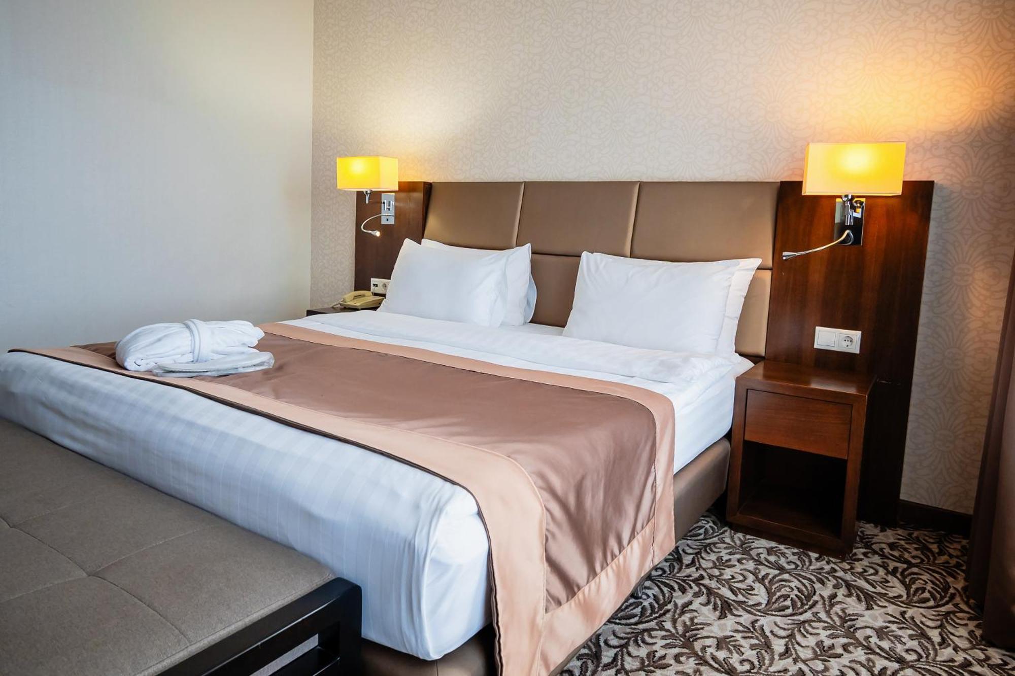 Holiday Inn Aktau By Ihg Eksteriør billede