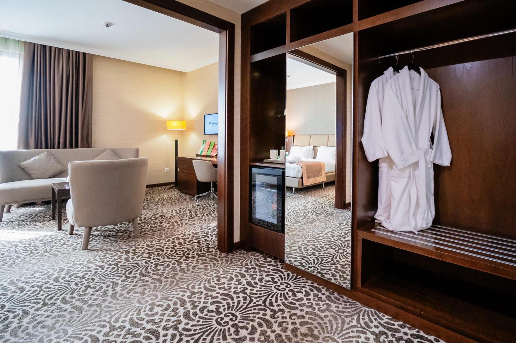 Holiday Inn Aktau By Ihg Eksteriør billede